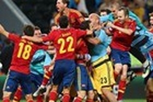 Hạ Bồ Đào Nha trên chấm 11m, Tây Ban Nha vào chung kết