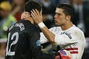 Bên lề Euro: Fabregas bật mí về quả 11m, CR7 nhát gan?