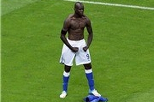 Balotelli tỏa sáng rực rỡ: Chiếc giày vàng EURO 2012 đang chờ anh