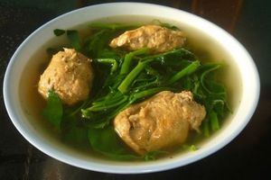 Canh rau muống chả cua