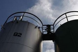 Giá dầu thô tăng gần 10%