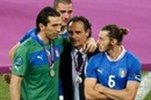 HLV Prandelli muốn phục thù