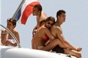 Rời Euro, Ronaldo và bồ quấn quýt trên biển