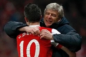 Van Persie đã phản bội Wenger?