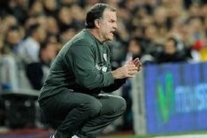 Tranh cãi với công nhân xây dựng, "Gã điên" Bielsa rời ghế nóng Bilbao