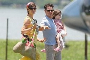 Hé lộ cuộc sống tù túng của Katie Holmes dưới bóng Tom Cruise