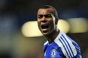Ashley Cole tính rời Chelsea sang M.U