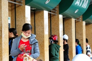 Ngân hàng “lén” thu phí ATM