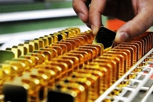 Vàng thế giới giảm mạnh, trong nước rỉ rả