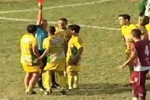 Đấm trọng tài, sút hỏng 4 quả penalty 1 trận