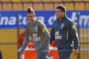 Ro "béo" khuyên Neymar sang châu Âu thi đấu