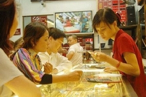 Vàng đồng loạt giảm giá mạnh