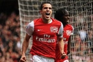 Wenger mở đường cho van Persie sớm đến Man City