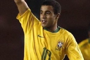 Inter bị chế giễu vì giành Moura với M.U