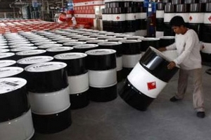 Giá dầu thô liên tục biến động