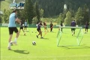 Tevez sút lật tung khung thành