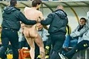 Vừa mở đầu mùa giải đã gặp fan trần truồng