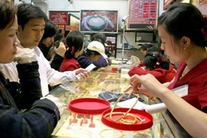 Giá vàng tiếp tục đi xuống