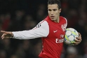 Arsenal hy vọng van Persie sẽ học theo Rooney