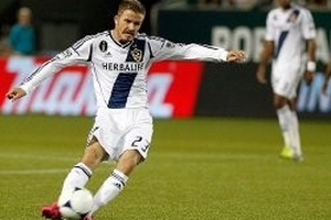 Becks tái hiện tài sút phạt thần sầu: Pearce có tiếc?