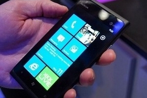 Nokia hạ giá Lumia 900 xuống chỉ còn 49,9 USD