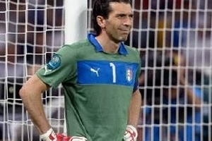 Buffon chấp thuận giảm lương để ở lại Juve