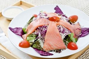 Đơn giản với salad cá hồi xông khói và trứng hấp cá hồi