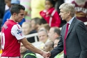 Arsenal từ bỏ việc giữ chân van Persie