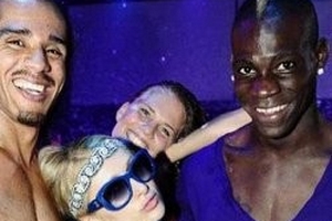 Balotelli “hú hí” với Hilton: Trai tứ chiếng gặp gái giang hồ