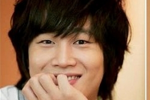 Cha Tae Hyun tặng mỹ phẩm cho đoàn làm phim