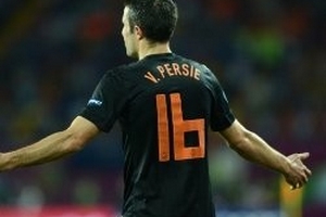 Man Utd muốn Van Persie, Wenger quyết không bán