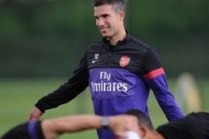 Từ chối đi du đấu, Van Persie quyết tháo chạy khỏi Emirates