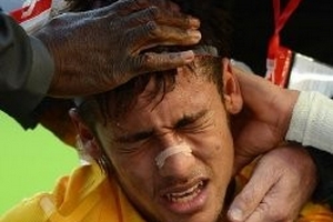 Neymar bị hooligan Anh đấm