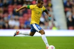 Man Utd chiêu mộ Lucas: Dùng tiền tài và tình cảm