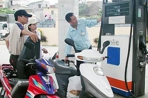 Tăng giá xăng thêm 400 đồng/lít