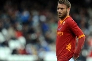 Man City ra giá cho De Rossi