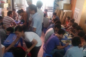 Bí đầu ra: Hàng xây dựng bán bún đậu mắm tôm