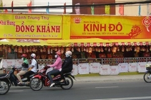 Bánh trung thu hết thời 'làm một mùa ăn cả năm'