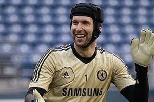 Petr Cech “dọa nạt” đồng đội mới