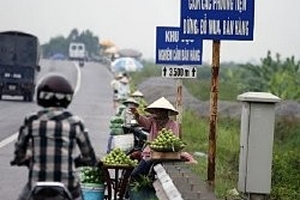 Hàng rong trên cây cầu rộng nhất Việt Nam