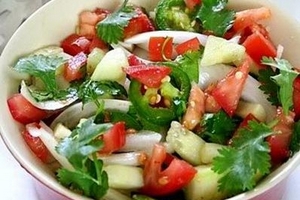 Salad dưa chuột và cà chua tươi mát