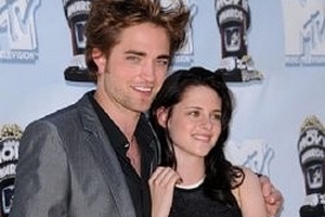 Kristen Stewart "cắm sừng" Robert Pattinson