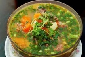 Nấu canh khoai tây hầm xương