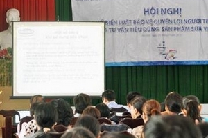 Vinamilk cùng hội bảo vệ NTD phổ biến luật tại Kiên Giang