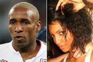 Chị họ Defoe chết thảm trong bể bơi khách sạn