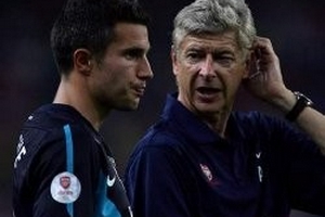 Thua Man City, HLV Wenger nổi giận vì Van Persie