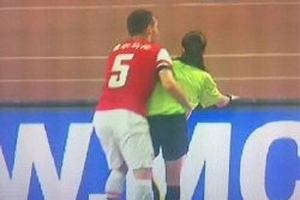 Vermaelen "làm bậy” với nữ trọng tài Massey