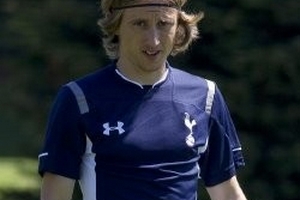 Real đạt được thỏa thuận mua Modric từ Tottenham