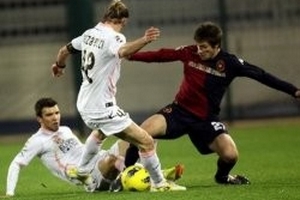 Milan “săn” hậu vệ: Tấp nập những vụ chuyển nhượng…trên giấy