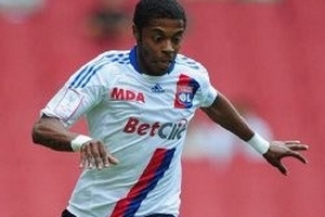 Lyon bán Kallstrom và Bastos